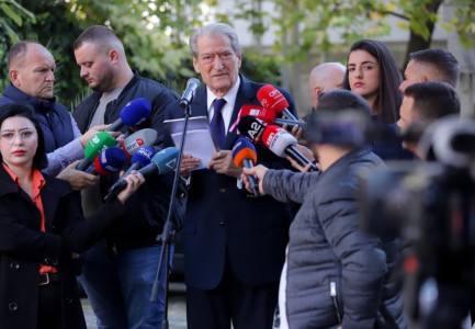 “Arrestimi i avokatit Barjami, terror për mbylljen e gojës”/ Berisha ‘zbërthen’ audioregjistrimin në sallën e gjyqit