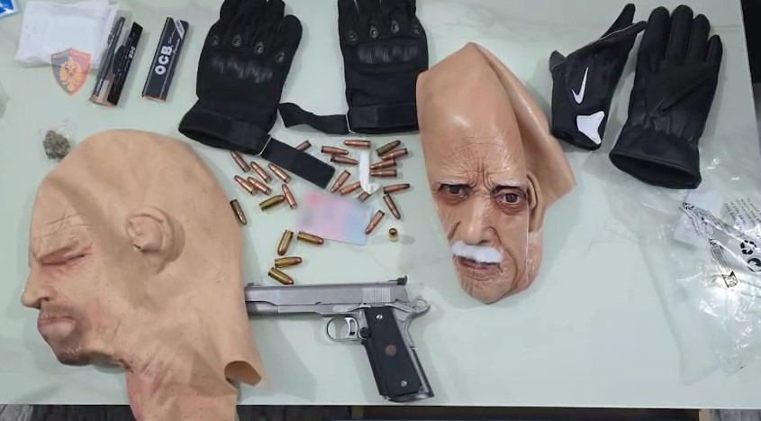 Arrestohet 29-vjeçari shkodran me rrezikshmëri të lartë shoqërore, policia i gjen maska silikoni, armë dhe municion! Në pranga dhe shokët