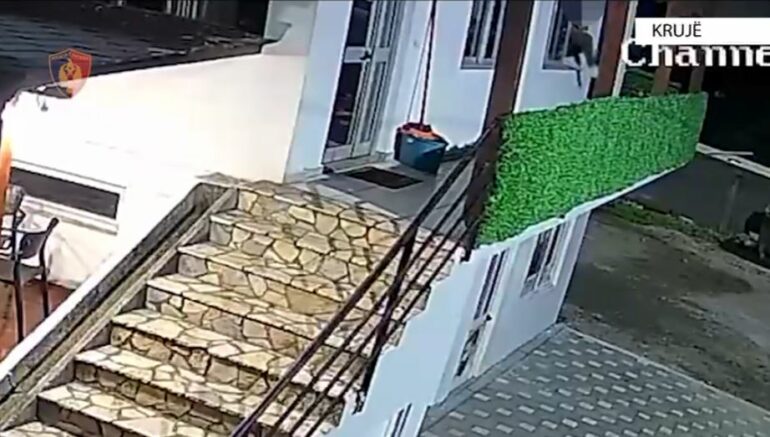 Arrestohet “skifteri” egjiptian/ Autor i disa grabitjeve bënte “namin”, kamerat e sigurisë e kapën teksa…