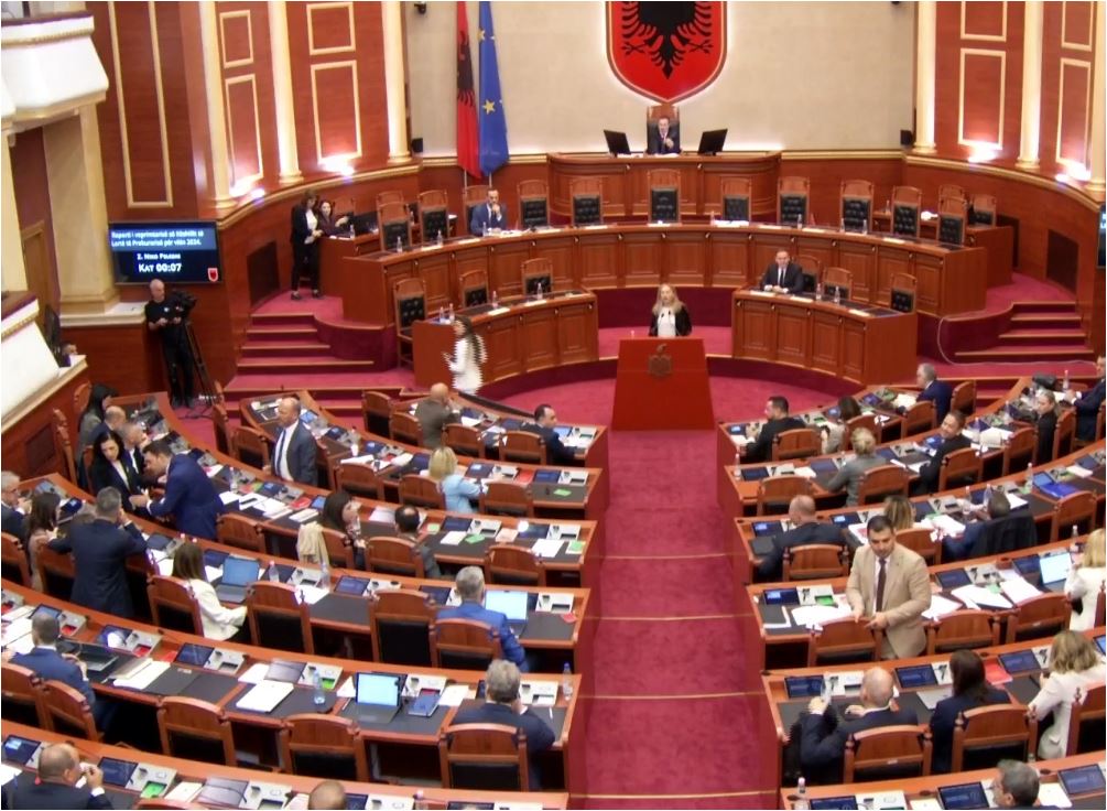 Askush s’e dëgjonte, kryetarja e KLP ndërpret fjalën në Kuvend mes zhurmës së deputetëve, ndërhyn Peleshi