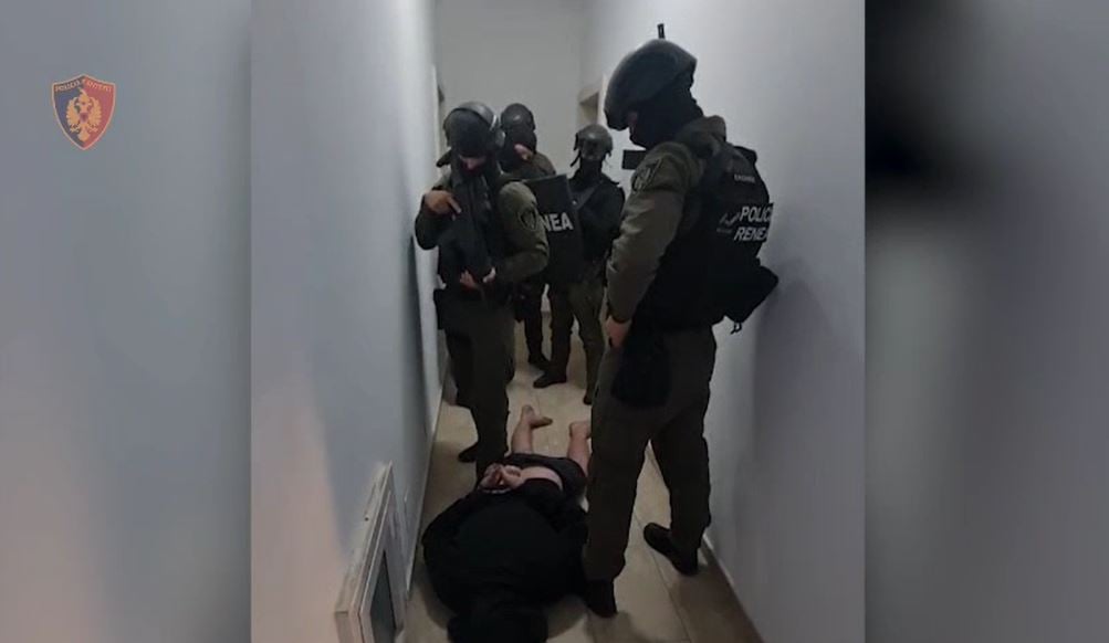 Avdylaj flinte me pistoletë ‘nën kokë’, dalin pamjet kur RENEA ‘zbarkon’ në apartamentin ku fshihej i shumëkërkuari, e shtrijnë në tokë dhe e prangosin