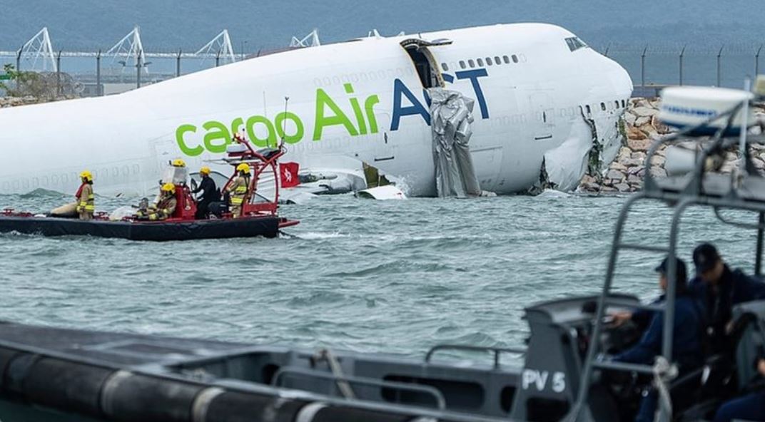 Avioni del nga pista dhe vret 2 anëtarë të stafit të aeroportit, më pas përfundon në det