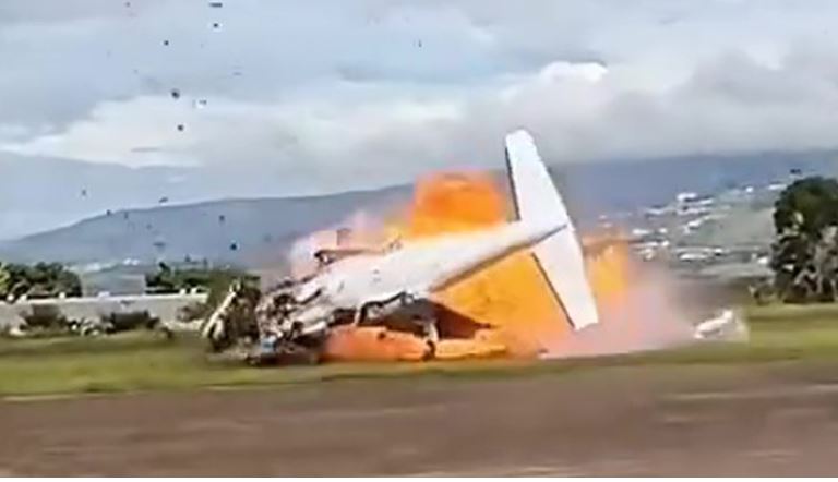 Avioni rrëzohet pak sekonda pas ngritjes nga pista dhe shpërthen në flakë, vdesin 2 persona (VIDEO)