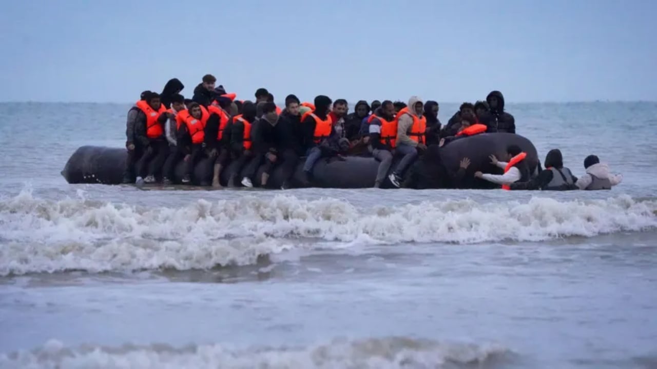 Azilkërkuesit do të largohen nga hotelet në Britani, qeveria gati të zhvendosë 900 emigrantë në qendrat ushtarake