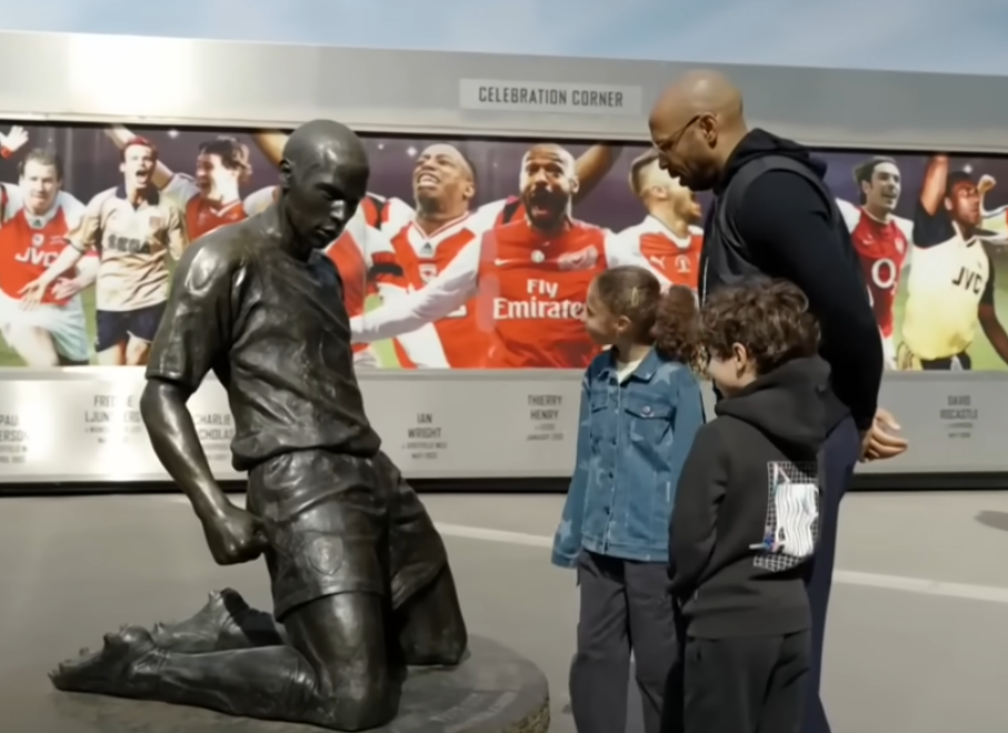 “Babi, pse je kaq i zemëruar në statujë?!” Henry iu tregon fëmijëve përjetësimin e tij para “Emirates”