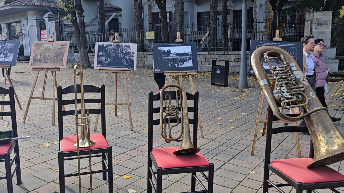 Bandat muzikore “pushtojnë” Korçën, ekspozitë me instrumente, fotografi e dokumente të rralla