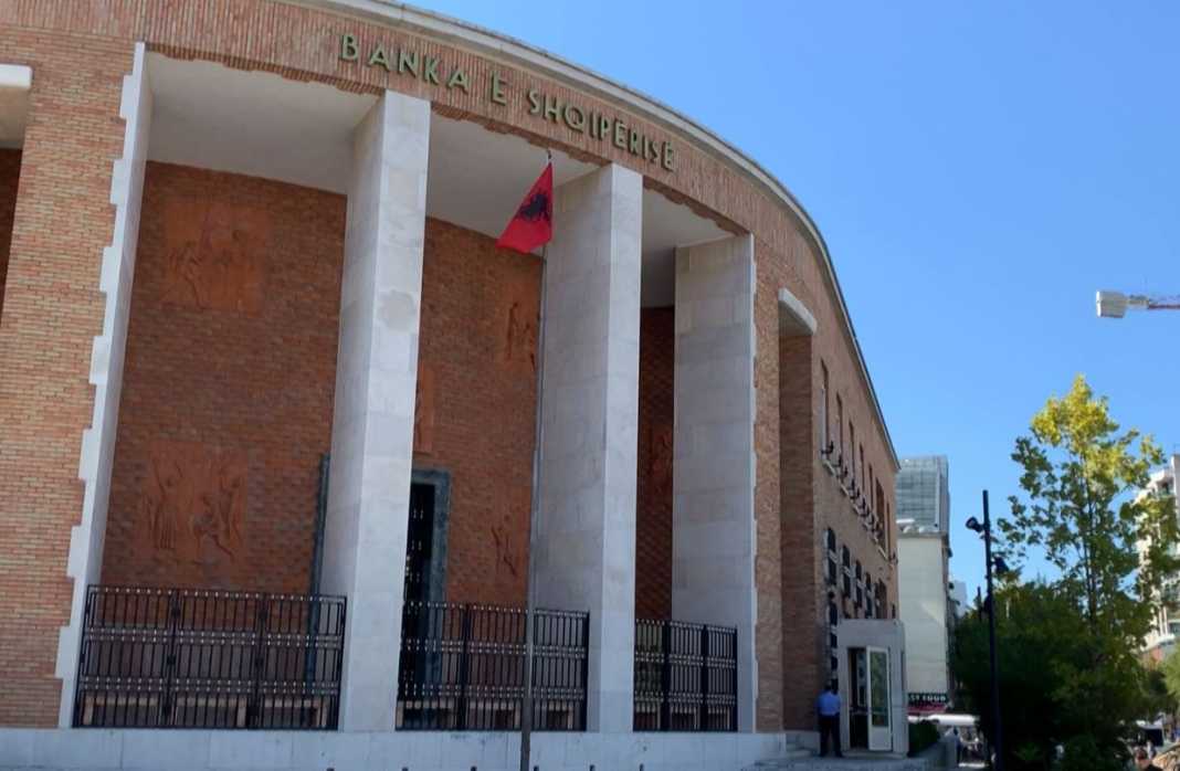 Banka e Shqipërisë blen 914 milionë euro për të frenuar forcimin e lekut