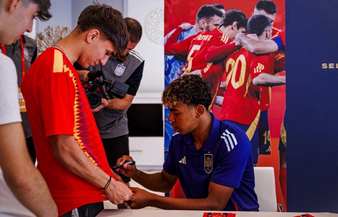 Barcelona e kthen Yamalin në “markë tregtare”, nuk i lejohen më autografet falas