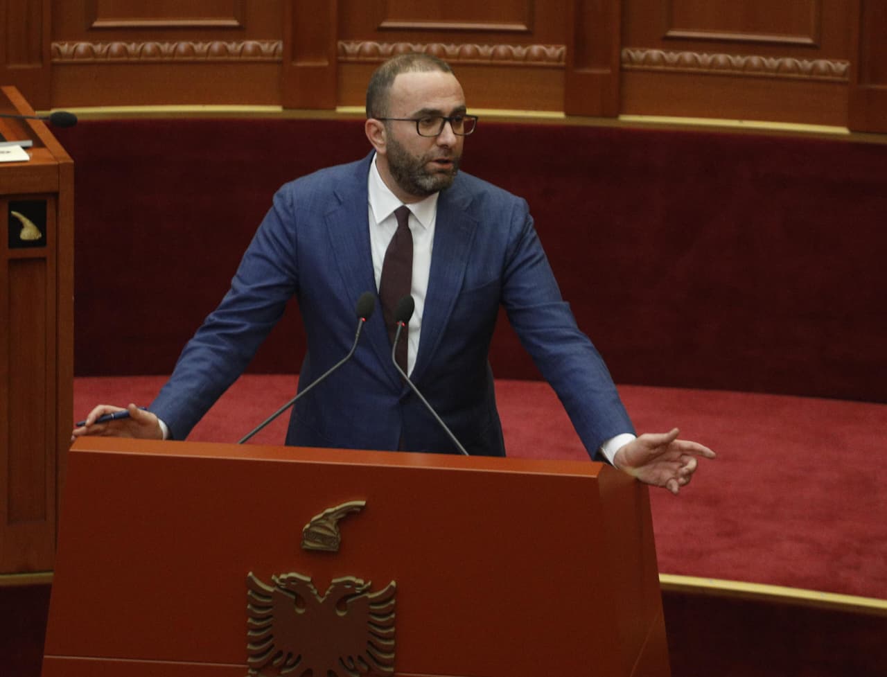 Bardhi refuzon të largohet nga salla pasi u përjashtua nga Kuvendi, Peleshi ndërpret seancën