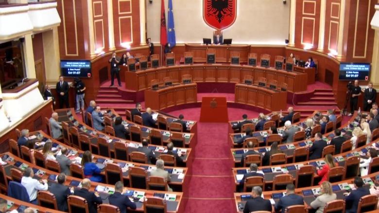 Bardhi refuzon të largohet nga seanca plenare pas vendimit për përjashtim/ Peleshi ndërpret sërish punimet në Kuvend