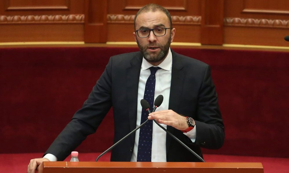 Bardhi refuzon të largohet pas përjashtimin, Peleshi ndërpret punimet e Kuvendit