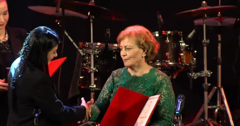 Bashkia e Vlorës i jep Mira Muratit titullin “Qytetar Nderi”, nëna: Mira ndjek me interes çfarë ndodh në Shqipëri dhe në Vlorë