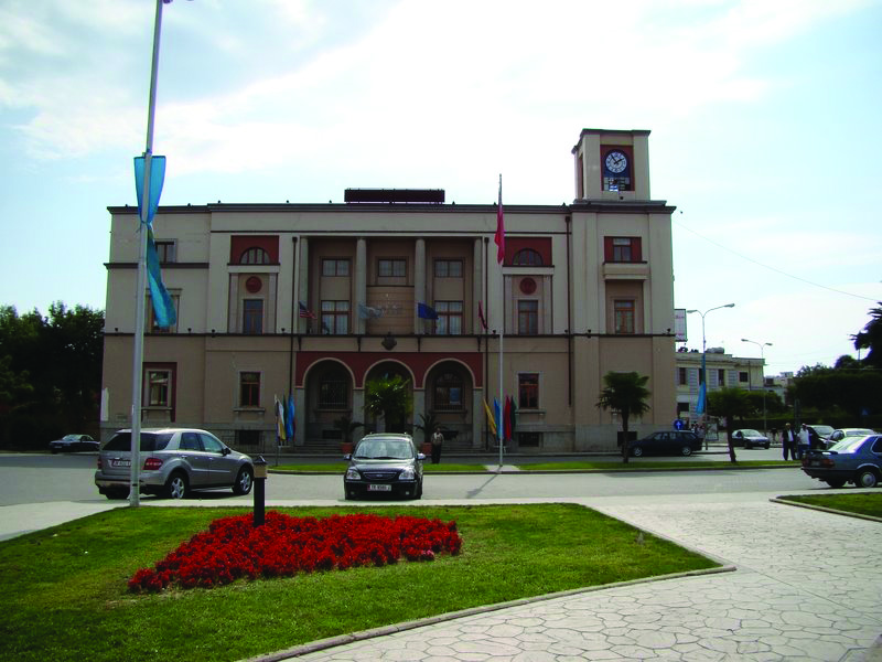 Bashkitë realizojnë vetëm 22% të investimeve për 8-mujorin, rrezikohet “djegia” e fondeve