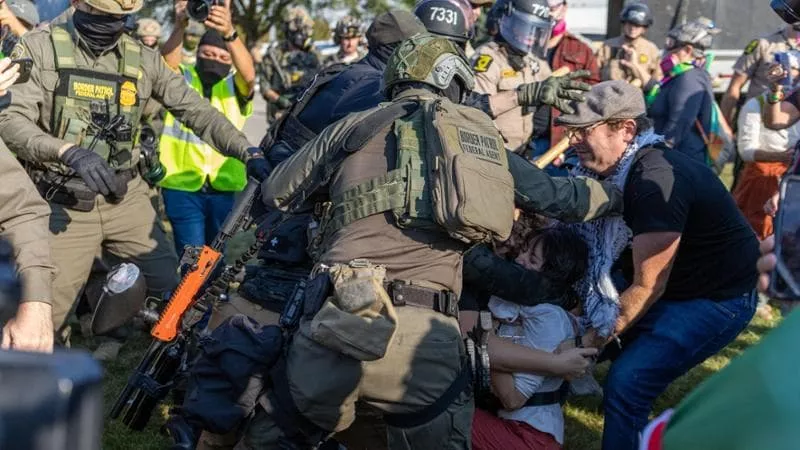 Bastisjet e policisë, reagon guvernatori i Illinois: Taktika çnjerëzore ndaj emigrantëve