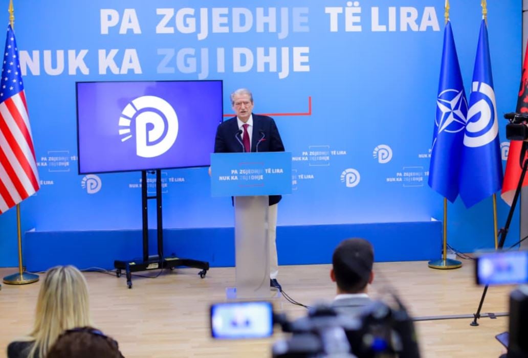 Batutat me Macron për Trumpin, Berisha: Tallje me Presidentin e SHBA, shërbimi më i keq që i bëhet Shqipërisë