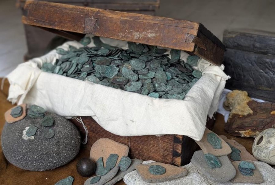 BEFASUESE/ Eskavatorët gjejnë 1 milion $ në monedha ari përgjatë ‘bregut të thesarit’ në Florida