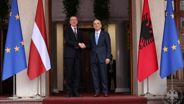 Begaj pret në takim presidentin e Letonisë, në fokus të bisedimeve siguria dhe mbrojtja: Provokimet e Rusisë..