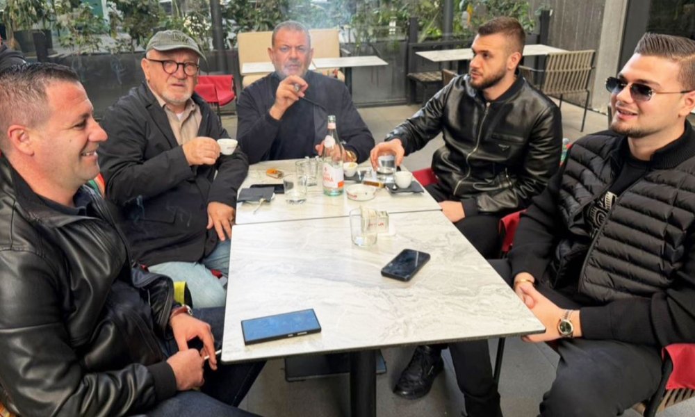 Berisha e akuzoi se ishte arratisur, Tom Doshi poston foton: Jam në mes të Tiranës, nuk kam vjedhur si ti