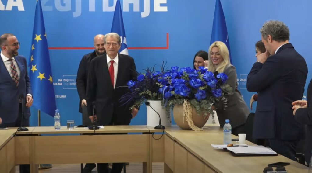 Berisha feston 81-vjetorin e lindjes mes deputetëve të PD: Sekreti im është…