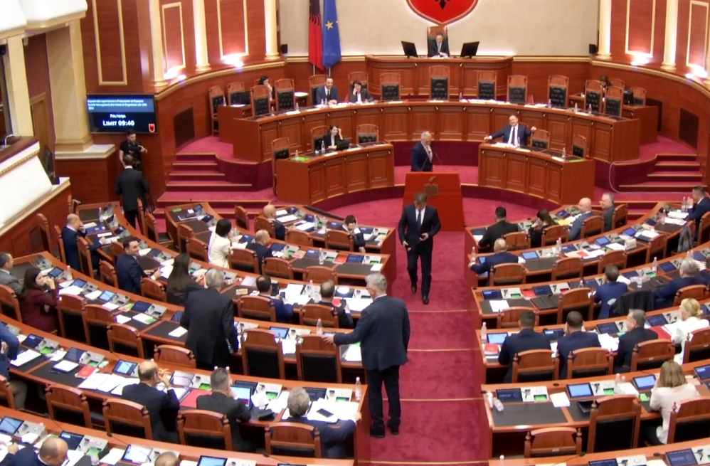 Berisha harron telefonin në foltore: Kujdes se do të spiunoj! Batuta e Gogut: E ke bërë herët atë punë ti