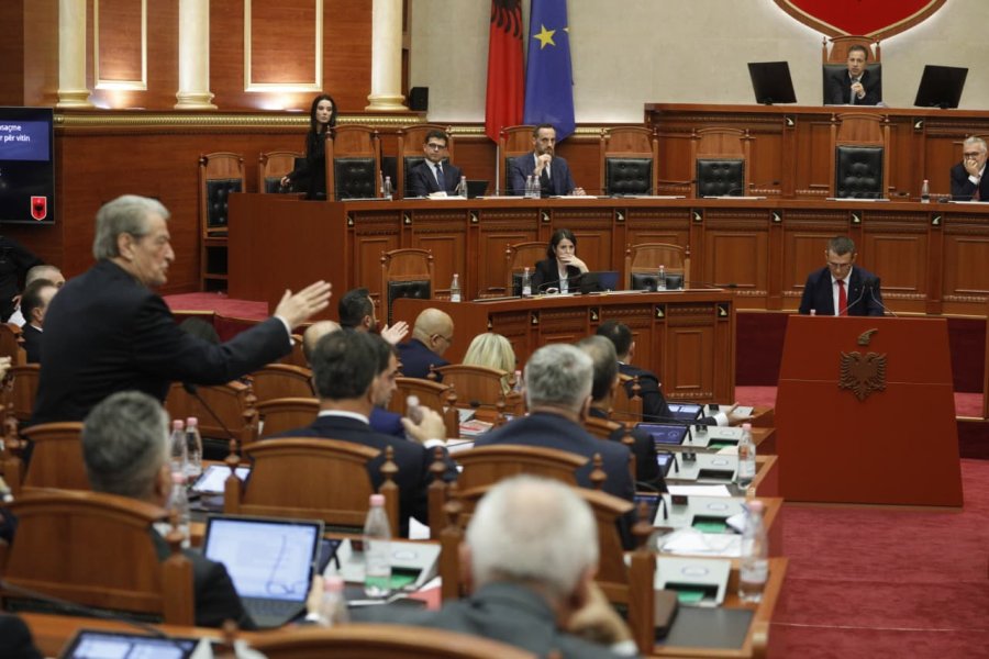 Berisha i tërheq vëmendjen Dumanit në Kuvend: Lexo pyetjen të plotë, pastaj përgjigju!