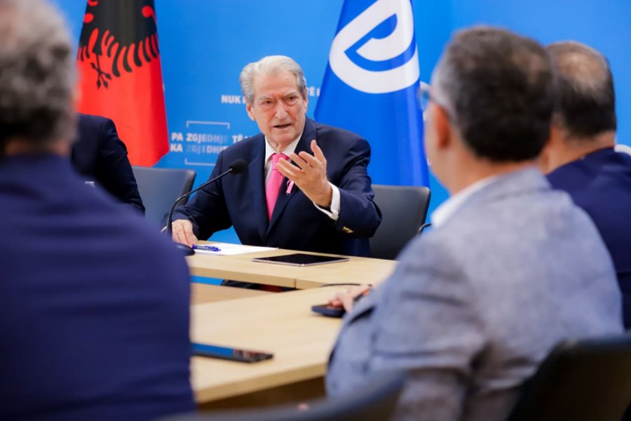 Berisha: Përfaqësuesit tanë do dalin në media vetëm kur të jetë edhe kundërshtari përballë! Nuk e pranojmë më këtë strategji censure