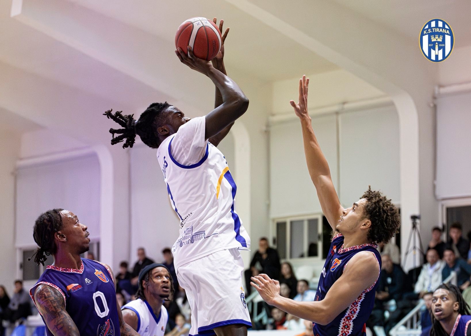 Besëlidhja e Apolonia ende të pamposhtura kryesojnë Superligën, fitore të vështira për Tiranën e Vllazninë