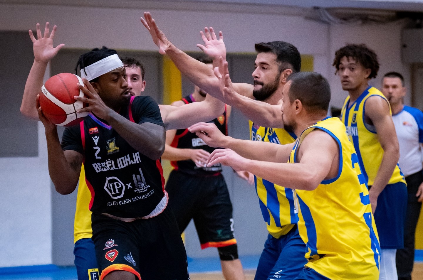 Besëlidhja e Apolonia komandojnë në Superligë, triumfojnë edhe Tirana e Vllaznia