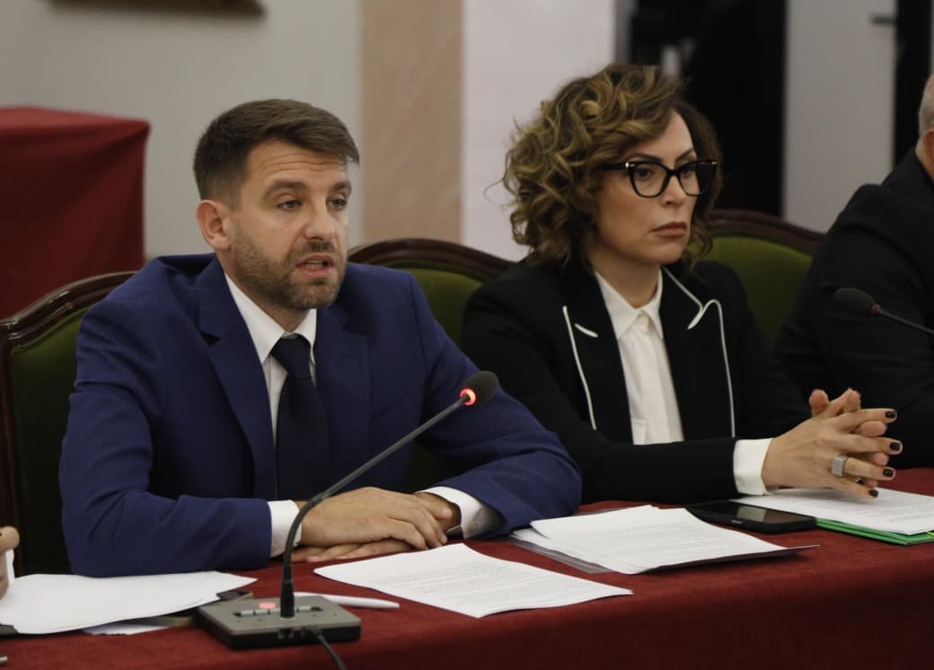 BIRN: Dëgjesa në Kuvend kthehet në vajtim për televizionin publik