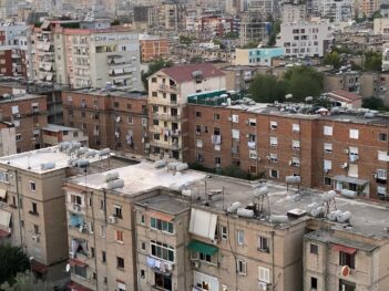 BIRN: Në Tiranë, uji i pijshëm rrjedh vetëm në premtime