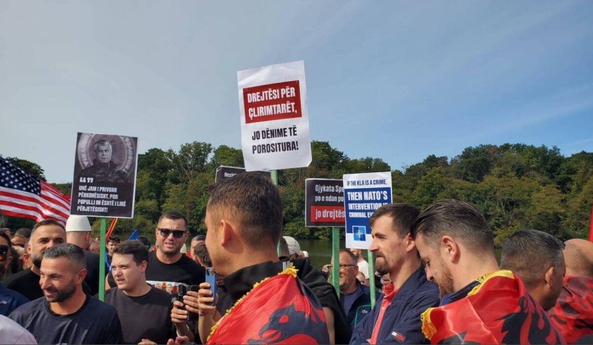 BIRN: Protesta e veteranëve të UÇK-së nxit tensione të reja midis Kosovës dhe Shqipërisë