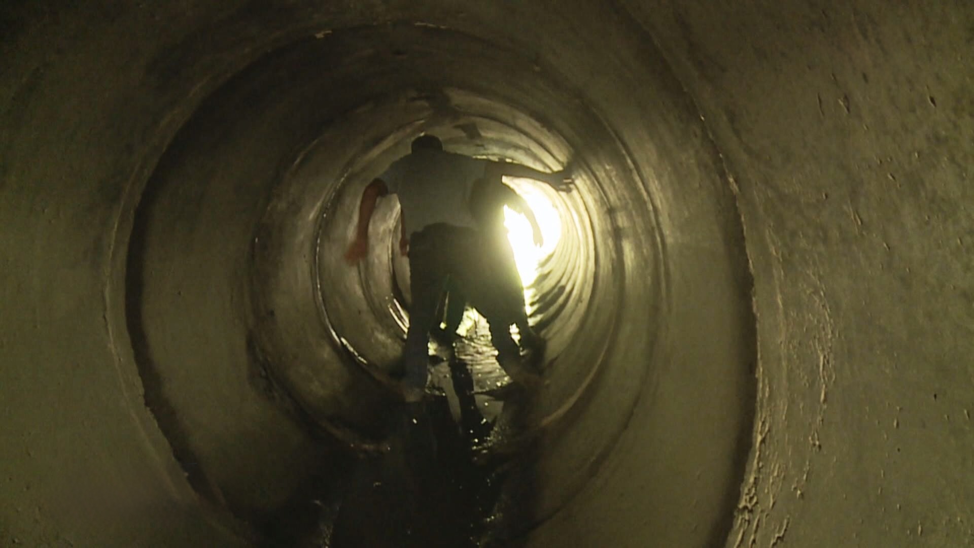 Bishani, fshati ku banorët bëjnë akrobaci nëpër tuba për të shkuar në arat e tyre