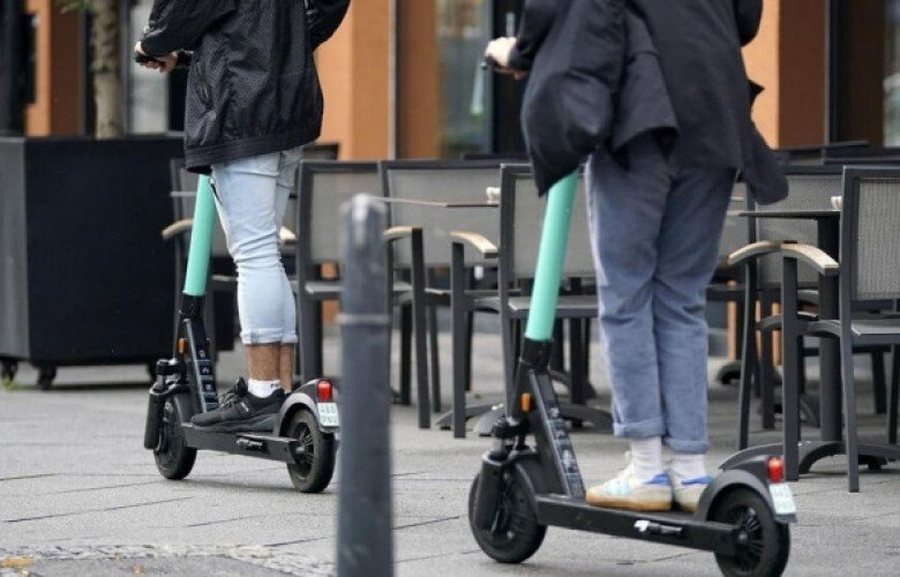 Bllokimi i monopatinave, ironizon avokati: Të ndalojnë edhe avionët e makinat që të mos ketë aksidente