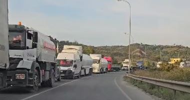 Bllokohet autostrada, trafik kilometrik në aksin Vorë–Maminas