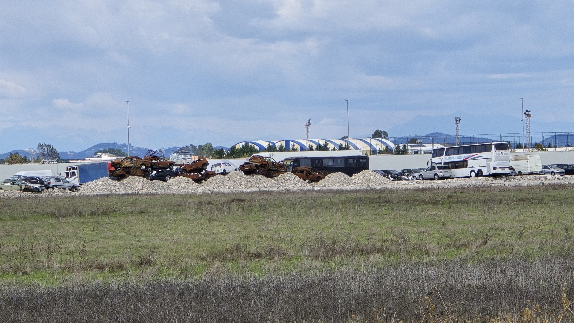 Bomba mjedisore në Durrës/ Kontejnerët e dyshuar me mbetje të rrezikshme, 200 metra larg nga zonat e banuara