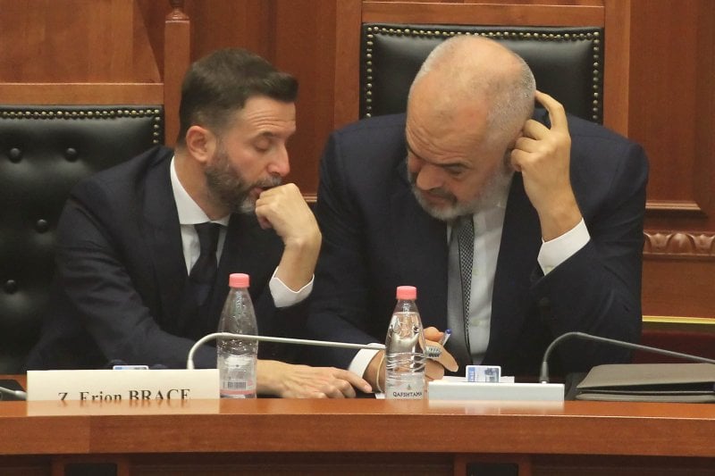 Braçe tregon prapaskenat e zgjedhjes së Ramës si kryetar i PS 20 vite më parë: Tërheqja me revoltë e Servetit dhe Ruçit bëri që…