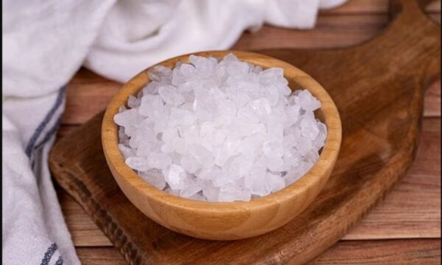 Britanikët këshillohen të vendosin një tas me kripë në pragun e dritares këtë vjeshtë – kjo është arsyeja