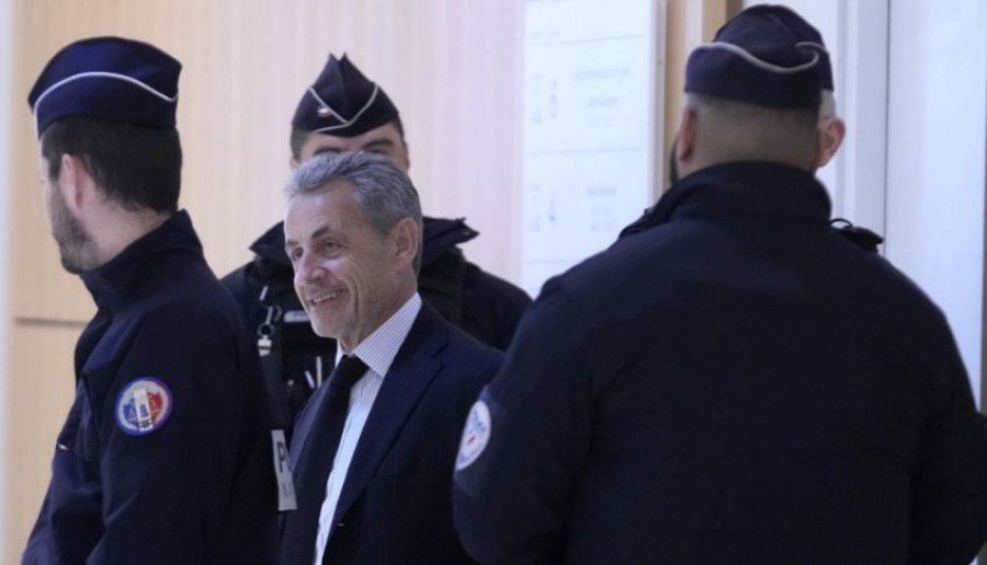 ‘Britma, stërvitje, libra dhe një vizitë nga…’/ Si e kaloi ditën e parë në qeli ish-presidenti Sarkozy