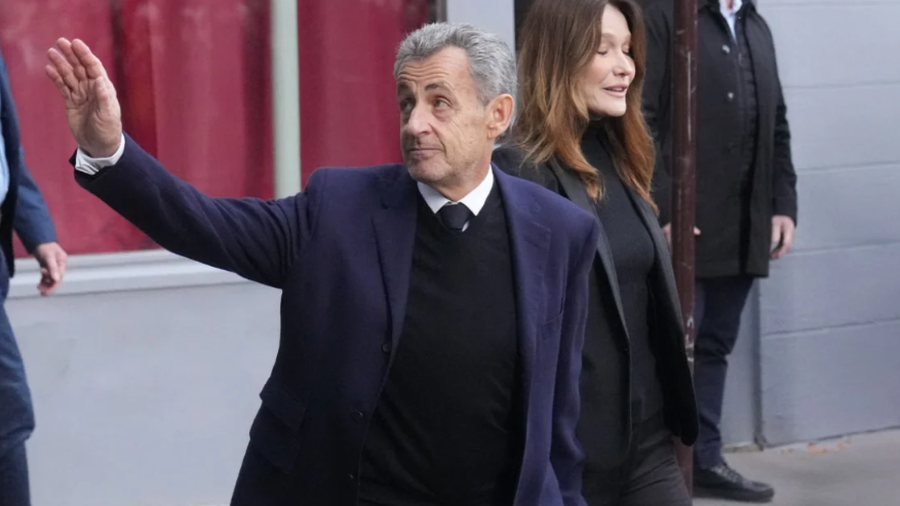 Britma, ushtrime dhe dy oficerë në qelinë ngjitur… si ishte nata e parë e Sarkozy në burg