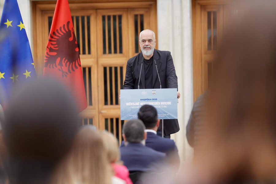 “Burrat duhet ta pranojnë, gratë janë shumë para nesh”, Rama kërkon integrimin e IA në universitete