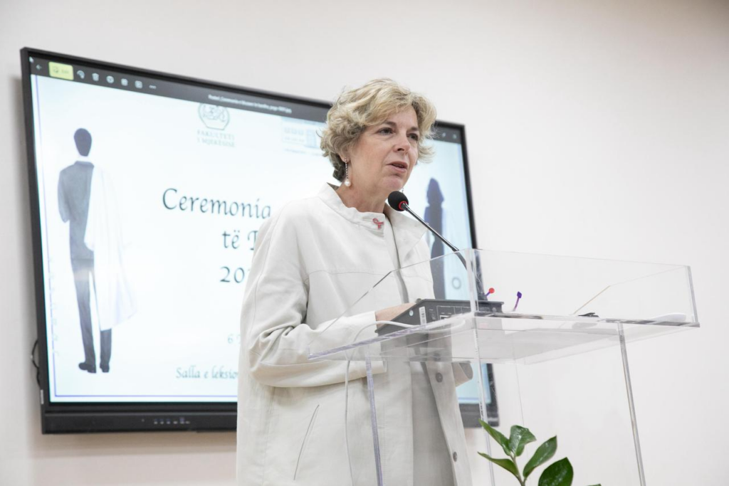 Ceremonia e bluzave të bardha, ministrja Sala: 459 studentë të rinj nisin ëndrrën e tyre