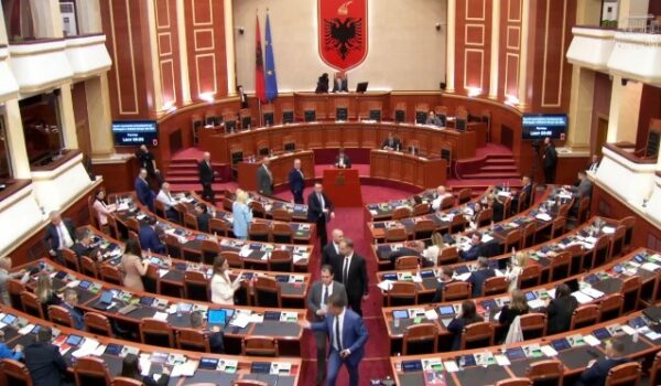 Çfarë e detyroi opozitën të largohet nga Kuvendi? Zbulohet prapaskena politike