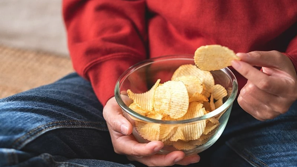 Çfarë i ndodh trupit tuaj kur hani një qese patate të skuqura