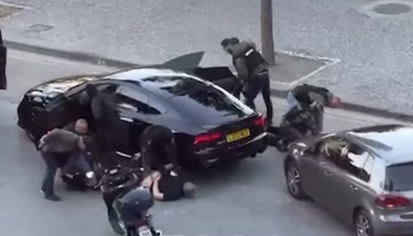 Civilët rrethojnë “Audin” me targa angleze! Operacionalja shtrin në tokë tre persona pranë Kryeministrisë