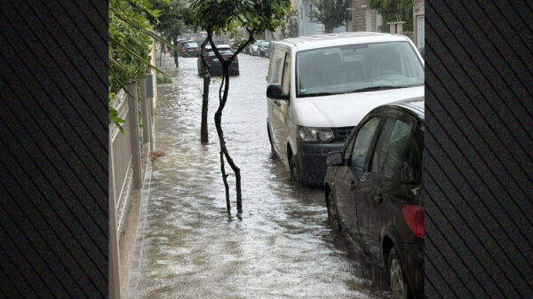 ‘Çmendet’ moti/ Përmbytjet bejnë ‘kërdinë’ në këtë vend, reshjet e dendura “pushtojnë” banesat dhe automjetet