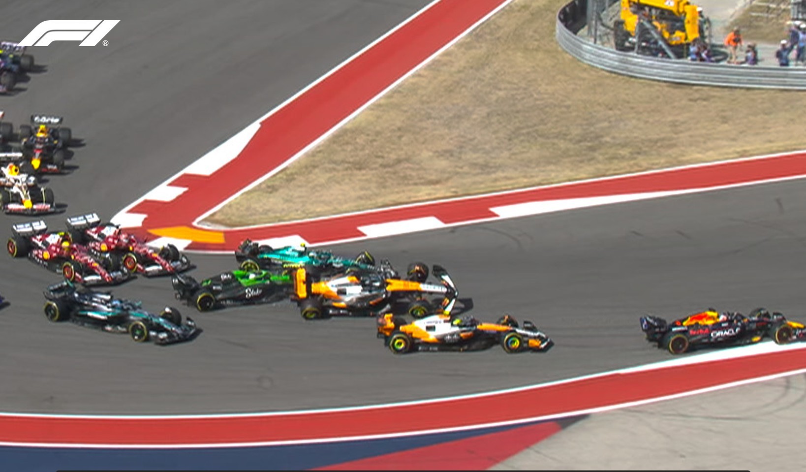 Çmenduri në Austin!!! Norris dhe Piastri përplasen në kthesën e parë, Verstappen fiton garën sprint (video)