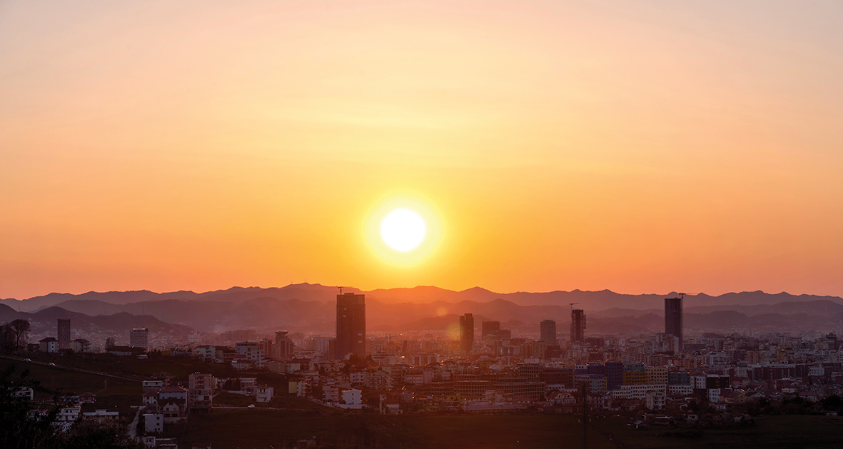 Çmimet e qirave të zyrave në Tiranë barazohen me Barcelonën, si po ndikon informaliteti