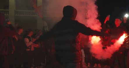 Dalin pamjet! Shqipëria mposhti Serbinë, tifozët rrethojnë me festë Kombëtaren në Rinas