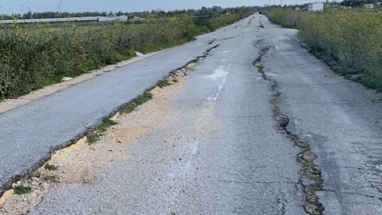 Del bari mbi asfaltin e çarë, banorët: E dëmtuan mjetet e rënda të naftës