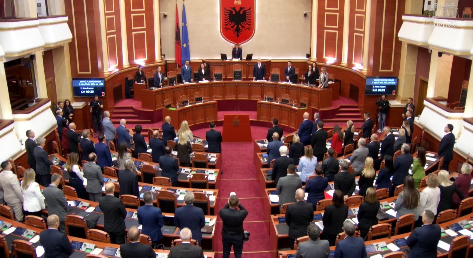 Deputetët mbajnë 1 minutë heshtje në Kuvend për gjyqtarin e vrarë Astrit Kalaja